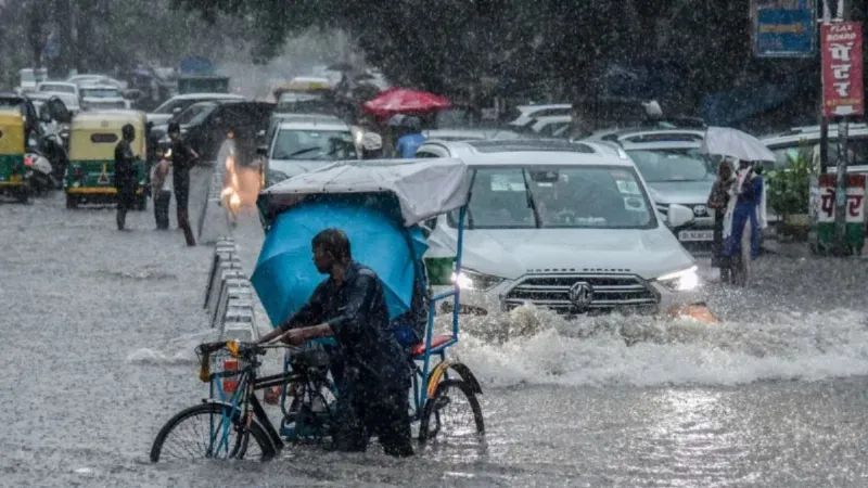IMD का बड़ा अलर्ट! कल 18 राज्यों में मूसलाधार बारिश, गुजरात-महाराष्ट्र के लिए रेड अलर्ट