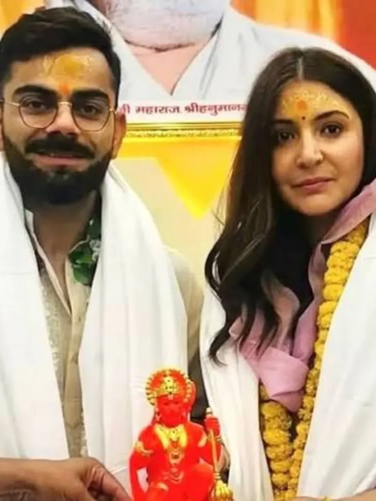 न शो, न शोर... सिर्फ भक्ति! परमानंद महाराज के आश्रम में फिर दिखे विराट अनुष्का