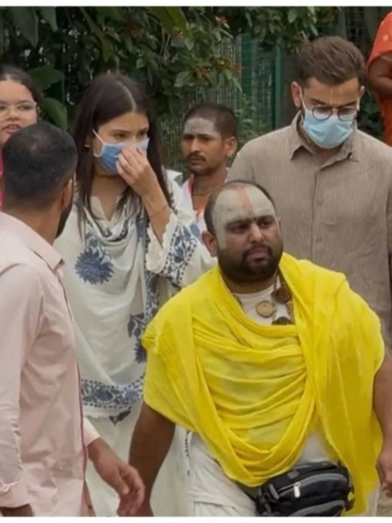न शो, न शोर... सिर्फ भक्ति! परमानंद महाराज के आश्रम में फिर दिखे विराट अनुष्का