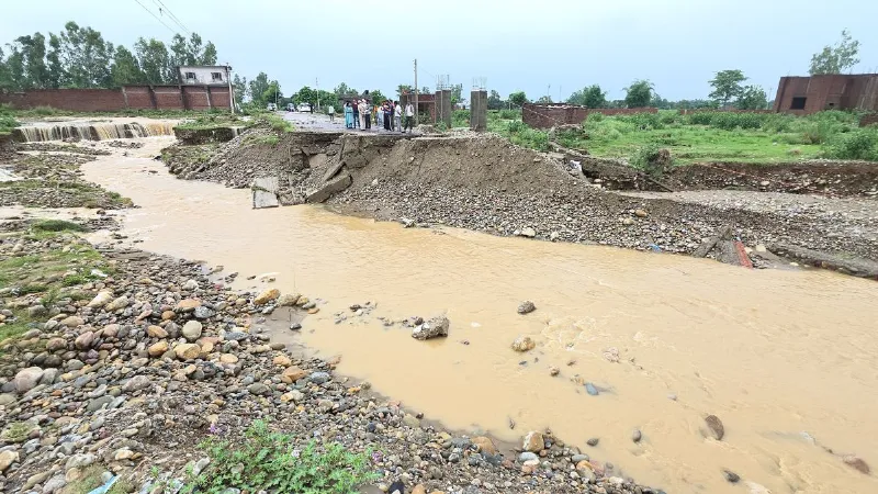 हिमाचल प्रदेश में बारिश-बाढ़ ने मचाया तबाही का तांडव, 66 लोगों की मौत, 100 से ज्यादा सड़कें बंद