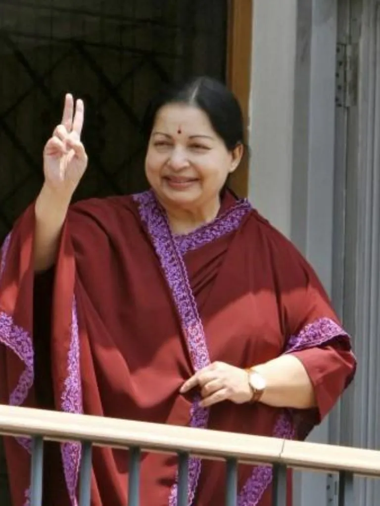 पर्दे के सुपरस्टार, सत्ता के दमदार खिलाड़ी! किसी ने छोड़ी एक्टिंग, किसी ने खेली डबल पारी