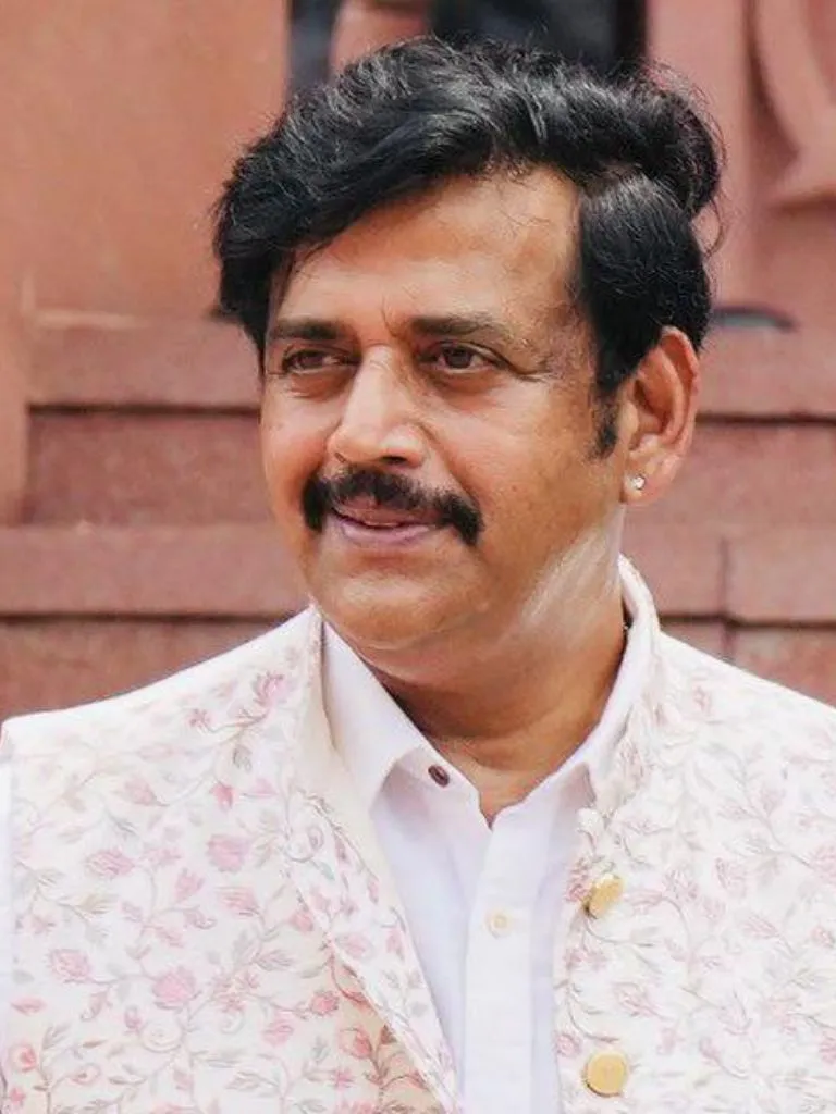 पर्दे के सुपरस्टार, सत्ता के दमदार खिलाड़ी! किसी ने छोड़ी एक्टिंग, किसी ने खेली डबल पारी