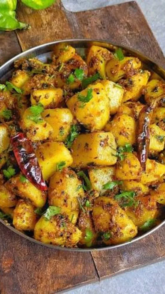 आलू की सब्जी में डालें धनिया का तड़का, दाल-चावल के साथ मिलेगा शादी वाला स्वाद! आलू की सब्जी में डालें धनिया का तड़का, दाल-चावल के साथ मिलेगा शादी वाला स्वाद!