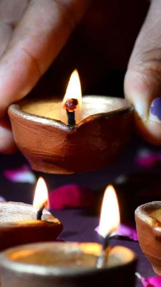 सावन में किस तेल का दीपक जलाने से मिलती है शिव कृपा? जानिए हर दिए का धार्मिक महत्व