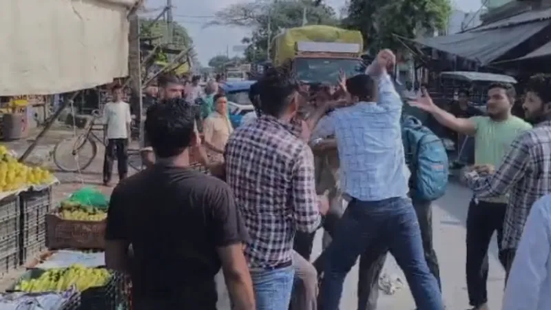एक दर्जन केले पड़े भारी! बागपत में विवाद के बाद दुकानदार-ग्राहक में जमकर मारपीट