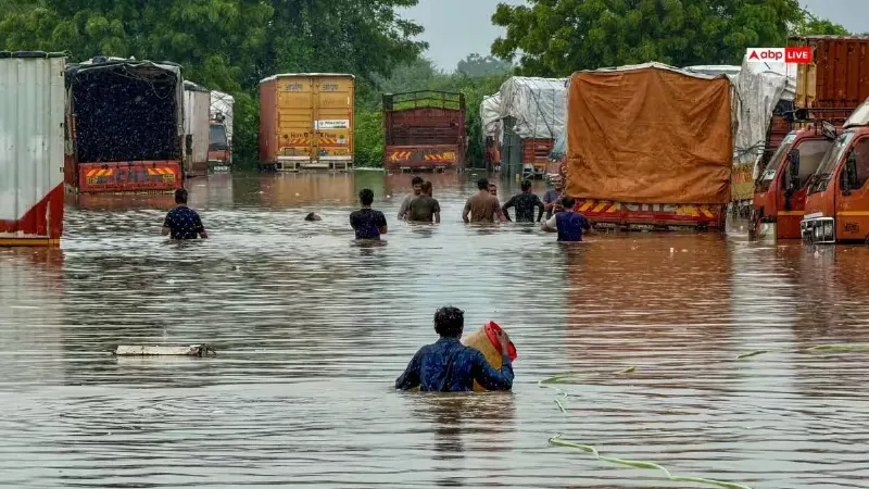 Gujarat Flood: गुजरात में बारिश बनी आफत, 50 से ज्यादा मौतें, 40 हजार लोगों को निकाला गया सुरक्षित
