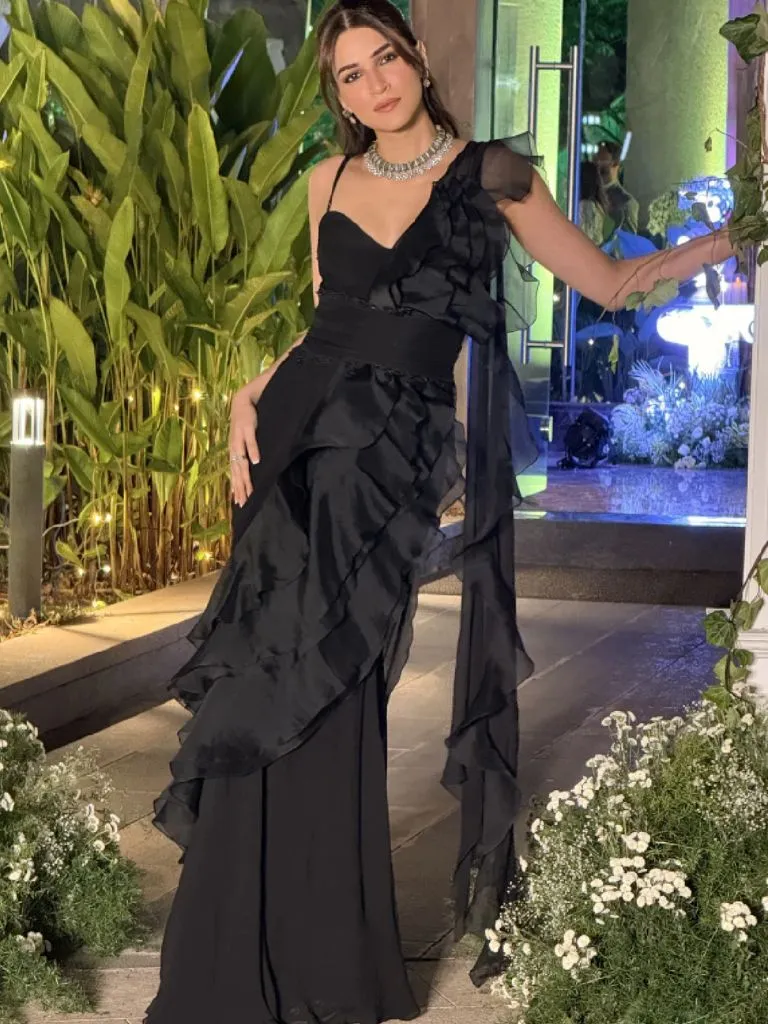 Kriti Sanon Birthday : इंजीनियरिंग की पढ़ाई छोड़ बनीं बॉलीवुड की सुपरस्टार, जानें कृति सेनन की जिंदगी से जुड़े दिलचस्प किस्से