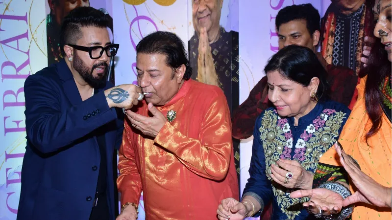 भजन सम्राट अनूप जलोटा ने धूमधाम से मनाया 73वां जन्मदिन, मुंबई स्थित घर पर सजी सितारों की महफिल