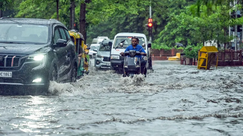 Monsoon Alert: दिल्ली-NCR समेत कई राज्यों में भारी बारिश का अलर्ट, जानें कल कैसा रहेगा मौसम