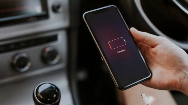 फोन की बैटरी बार-बार हो रही है खत्म? Google के ये Apps चुपके से खा रहे हैं पावर, तुरंत करें ये बदलाव