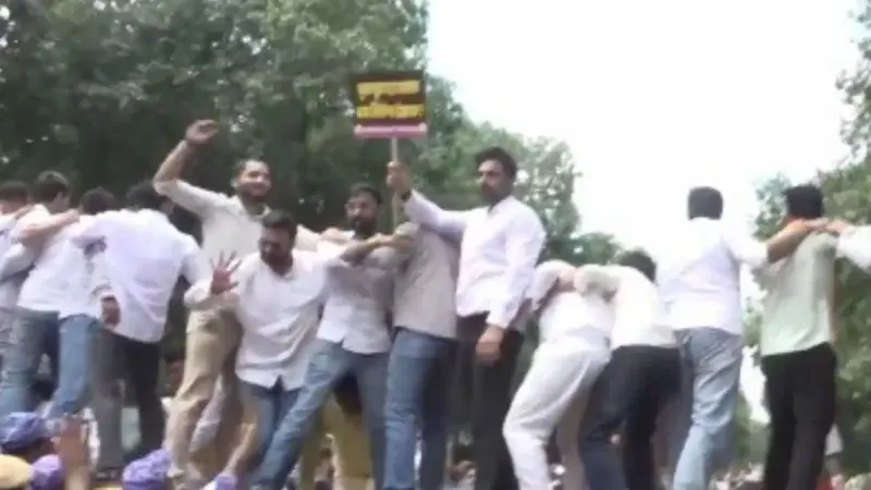 पंजाब पेपर लीक पर गरमाई सियासत! AAP दफ्तर के बाहर BJP का जोरदार प्रदर्शन, शिक्षा मंत्री के इस्तीफे की मांग