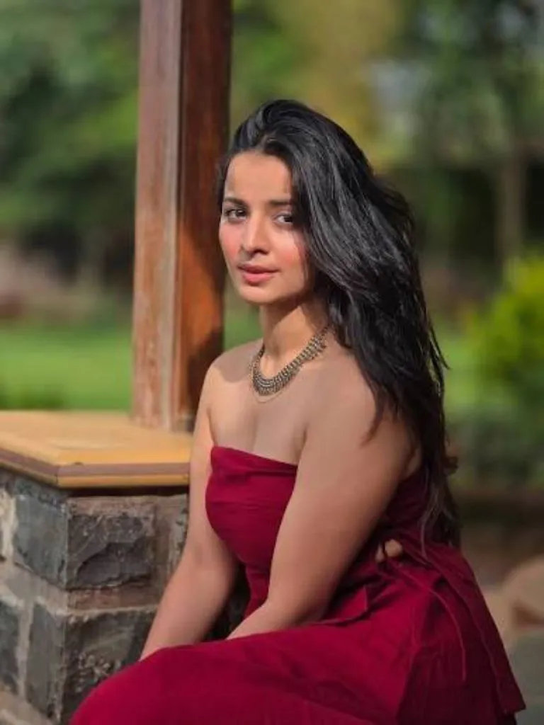 5 महीने की उम्र में पिता को खोया, चॉल में बीता बचपन... 26 की उम्र में 2 आलीशान घरों की मालकिन बनीं महिमा मकवाना