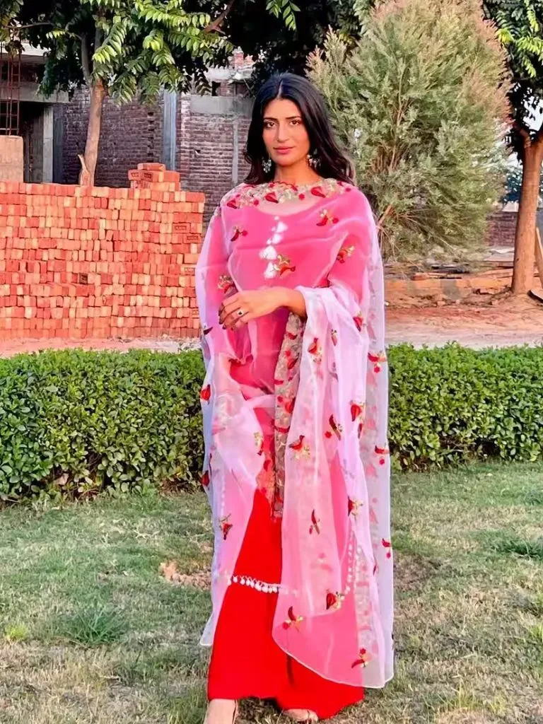 क्रिकेट से OTT तक... कौन हैं शुभमन गिल की बहन शाहनील गिल, जो 'द ट्रेटर्स 2' में मचाएंगी धमाल? क्रिकेट से OTT तक... कौन हैं शुभमन गिल की बहन शाहनील गिल, जो 'द ट्रेटर्स 2' में मचाएंगी धमाल?