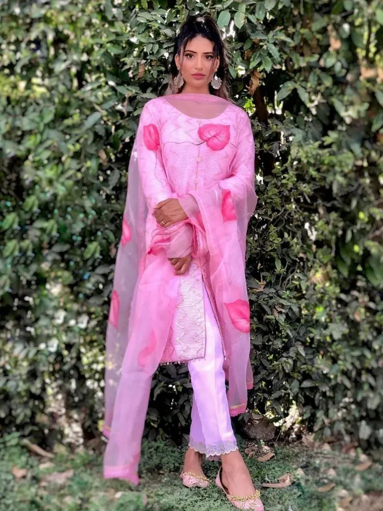 क्रिकेट से OTT तक... कौन हैं शुभमन गिल की बहन शाहनील गिल, जो 'द ट्रेटर्स 2' में मचाएंगी धमाल? क्रिकेट से OTT तक... कौन हैं शुभमन गिल की बहन शाहनील गिल, जो 'द ट्रेटर्स 2' में मचाएंगी धमाल?