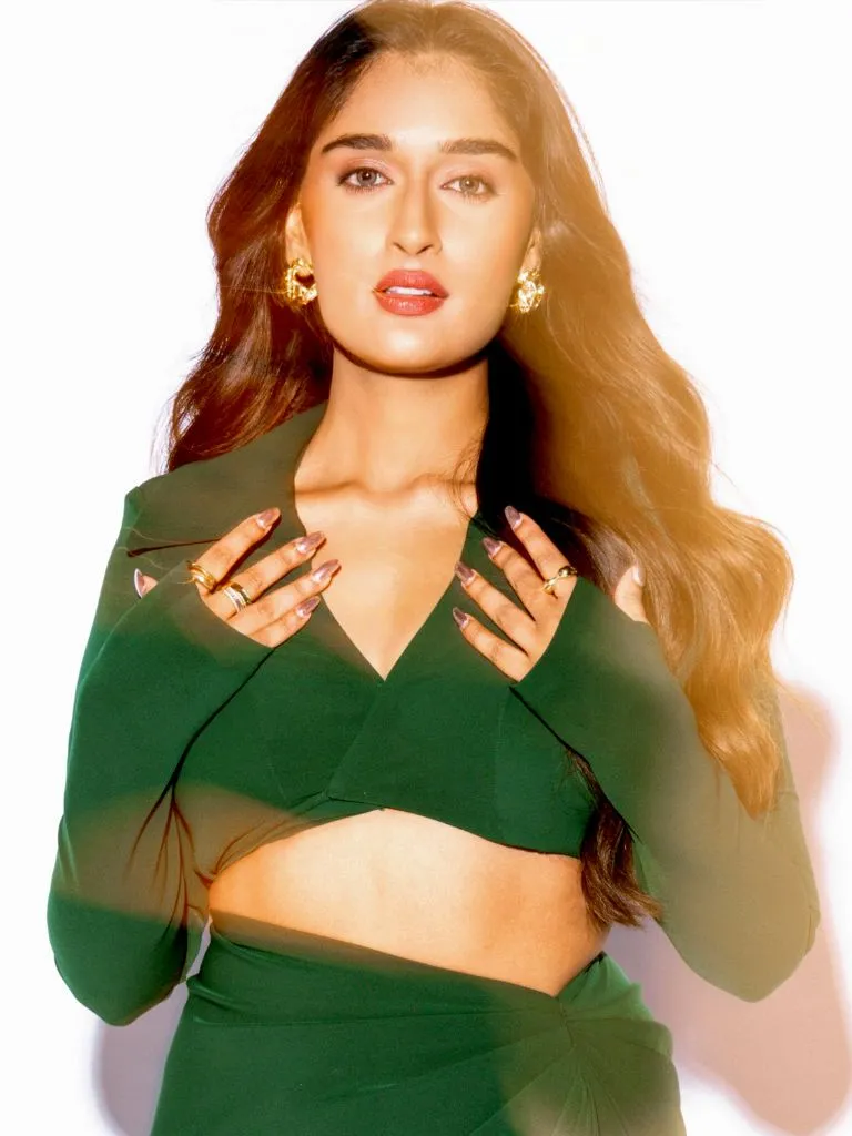 फोन बेचकर बनाया पहला वीडियो, आज बॉलीवुड तक पहुंचीं निहारिका NM, जानिए उनकी प्रेरणादायक सफलता की कहानी