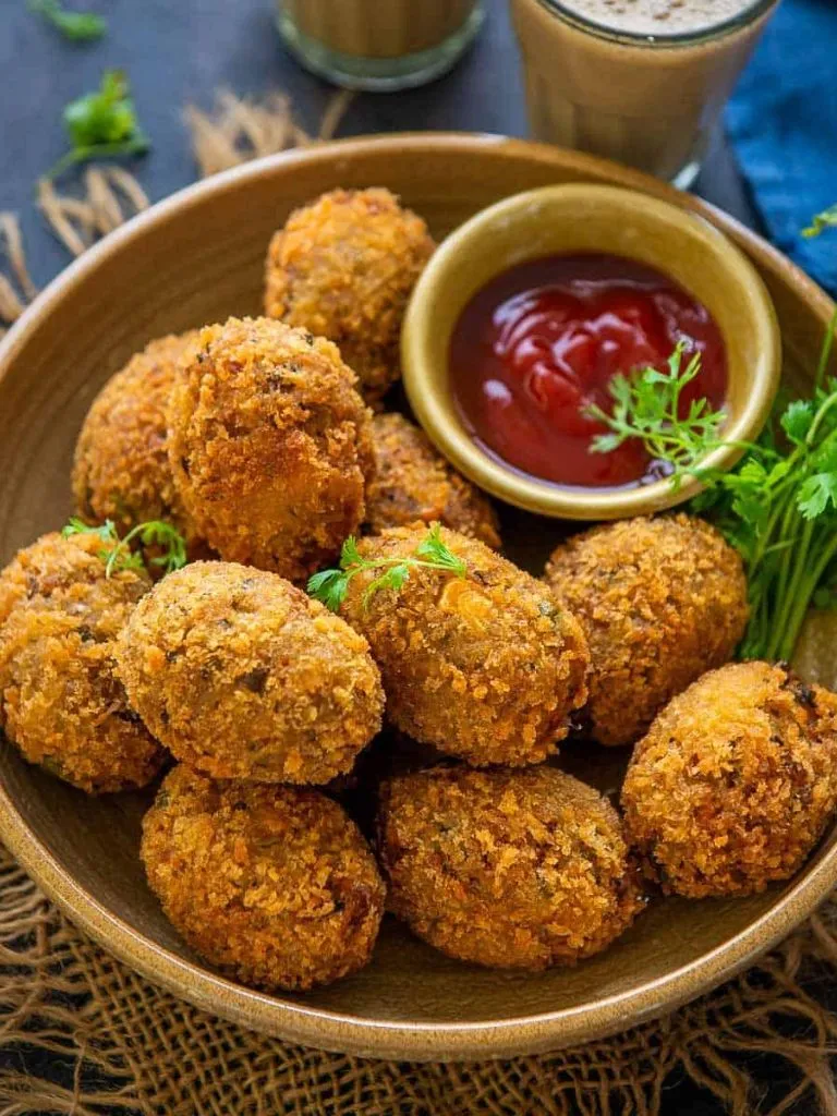 Aata Aloo Crispy Balls Recipe: बिना मैदा बनाएं कुरकुरे आलू बॉल्स, बारिश के मौसम का परफेक्ट स्नैक