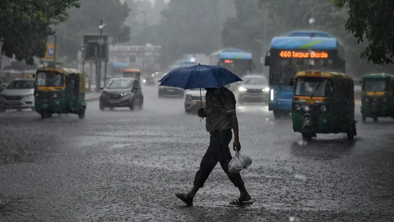 Weather Alert: दिल्ली-NCR में मूसलाधार बारिश, असम में फिर बाढ़... बिहार-बंगाल समेत कई राज्यों में अलर्ट
