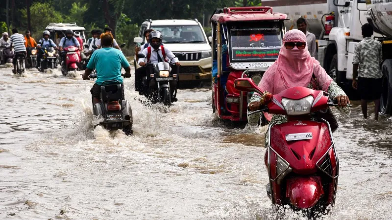 असम में बाढ़ से 98 मौतें, हिमाचल से बंगाल तक भारी बारिश का अलर्ट, UP-बिहार में कैसा रहेगा मौसम?
