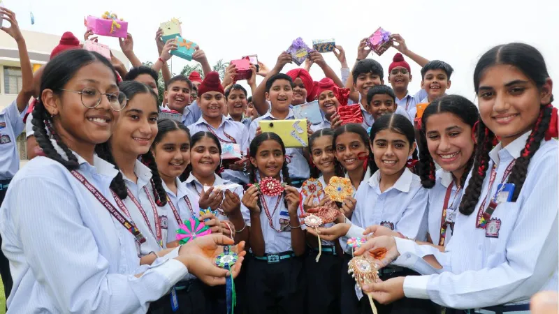 रक्षाबंधन पर बहन को क्या दें गिफ्ट? ये शुभ चीजें बन सकती हैं खास और यादगार