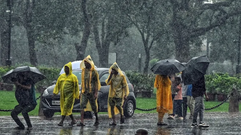 Weather Today: असम से उत्तराखंड तक भारी बारिश का कहर, उफान पर गंगा-यमुना, IMD ने जारी किया अलर्ट