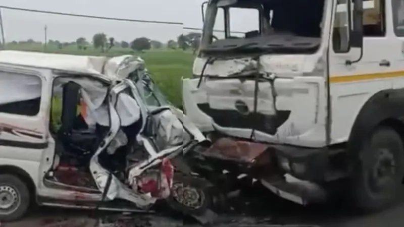 मध्य प्रदेश के धार में भीषण हादसा, गलत लेन में आए ट्रॉले ने वैन को मारी टक्कर, 6 की मौत