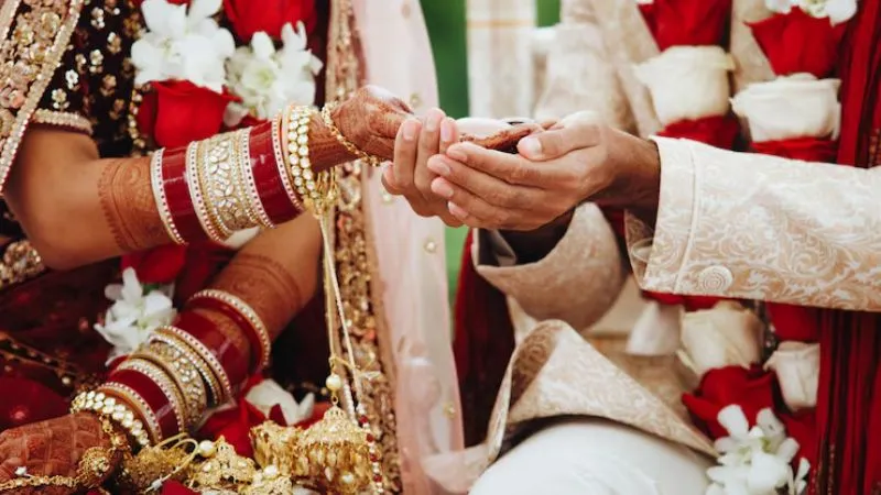 शादी करने पर मिलेंगे 5 लाख रुपये, लेकिन पूरी करनी होंगी ये शर्तें, जानिए योजना की पूरी डिटेल