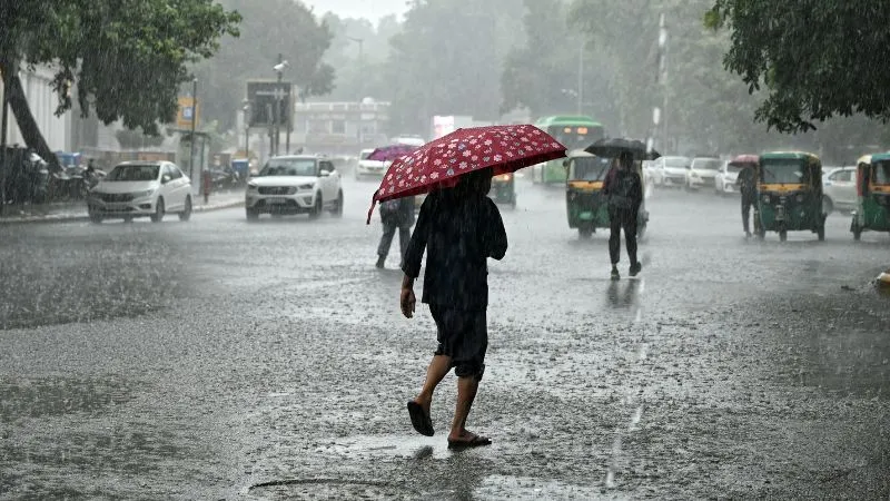कई राज्यों में आफत की बारिश, पहाड़ों से मैदान तक... बाढ़-भूस्खलन का खतरा, आपके राज्य में कैसा रहेगा मौसम?