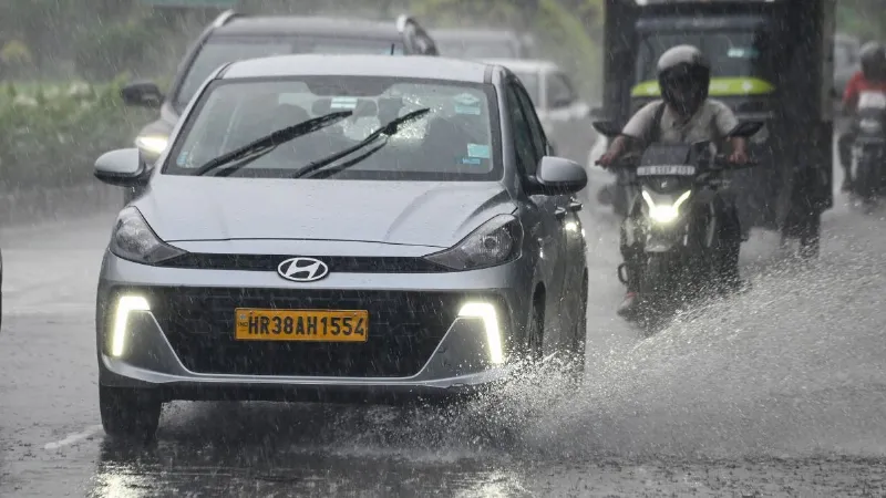 Delhi Rain Alert: दिल्ली-एनसीआर में आंधी-बारिश का खतरा, रेड अलर्ट जारी, घर से निकलने से पहले जानें अपडेट
