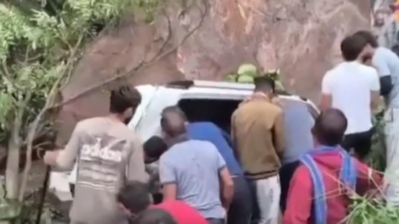 हिमाचल प्रदेश में दिल दहलाने वाली घटना, पहाड़ से कार पर गिरी भारी चट्टान, एक की मौत और दो गंभीर घायल