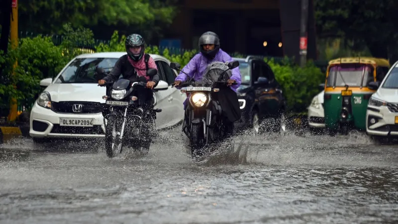 देशभर में झमाझम बारिश का दौर, दिल्ली से पहाड़ों तक अलर्ट; कई राज्यों में बरसेंगे बादल