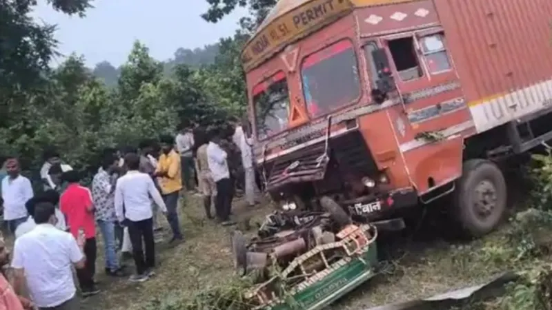 झारखंड के लातेहार में दर्दनाक सड़क हादसा, ऑटो पर पलटा कंटेनर, कई यात्रियों की मौत