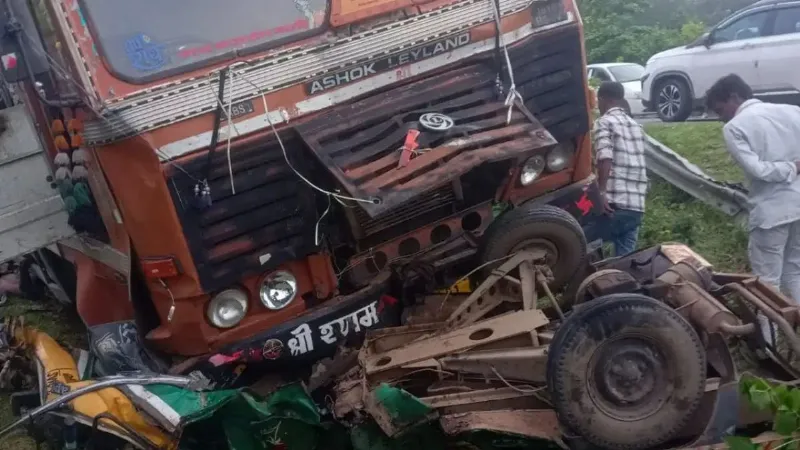 Latehar Road Accident: लातेहार में दर्दनाक सड़क हादसा, ऑटो और कंटेनर की भिड़ंत में 7 लोगों की गई जान