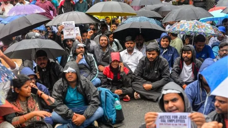 झारखंड में 22 परीक्षाएं रद्द, नौकरीपेशा अफसरों पर गिरी गाज, जानें कितने लोग हुए बेरोजगार