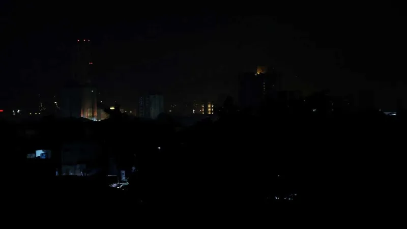 अंधेरे में डूबे पाकिस्तान के कई शहर, 12-12 घंटे कट रही बिजली, कराची में सड़कों पर उतरे लोग, लगा जाम