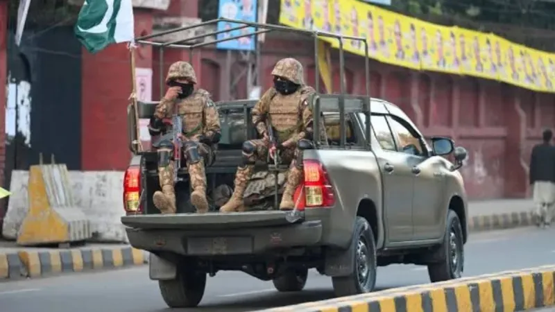 पेशावर में अज्ञात हमलावरों ने सुरक्षा अधिकारी को मारा, ग्रेनेड हमले में 5 पुलिसकर्मी घायल
