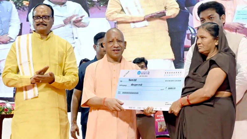 सीएम योगी ने रक्षाबंधन से पहले दिया बड़ा गिफ्ट, 3.54 लाख रसोइयों को मिलीं ये सौगातें