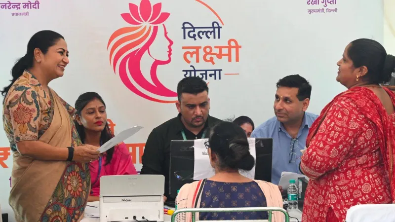 Delhi Laxmi Yojana: दिल्ली की महिलाओं को अब हर महीने मिलेंगे ₹2,500, CM रेखा गुप्ता ने बांटे लाभार्थी पत्र