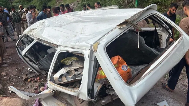 जम्मू-कश्मीर के पुंछ में दर्दनाक सड़क हादसा, खाई में गिरी ईको कार; 6 लोगों की मौत