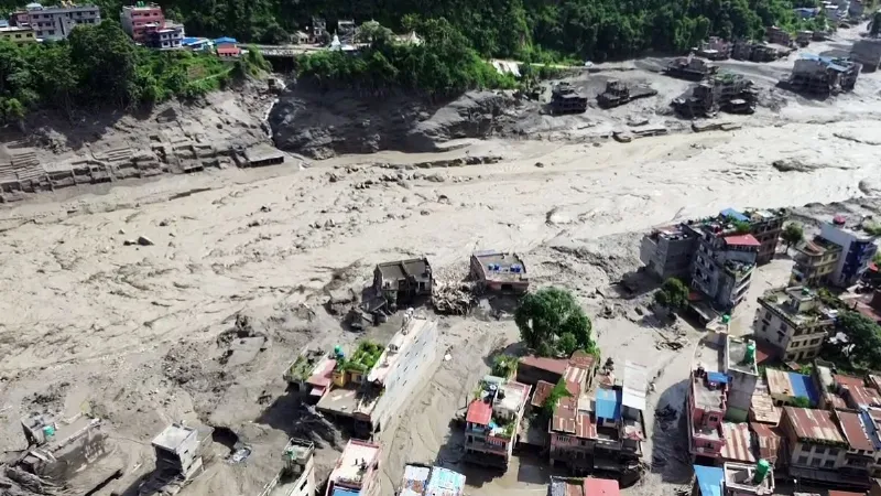नेपाल में बाढ़ के बीच इंसानियत शर्मसार, तिजोरी से 92 लाख लूटे और शव से बालियां उतारीं, 31 गिरफ्तार