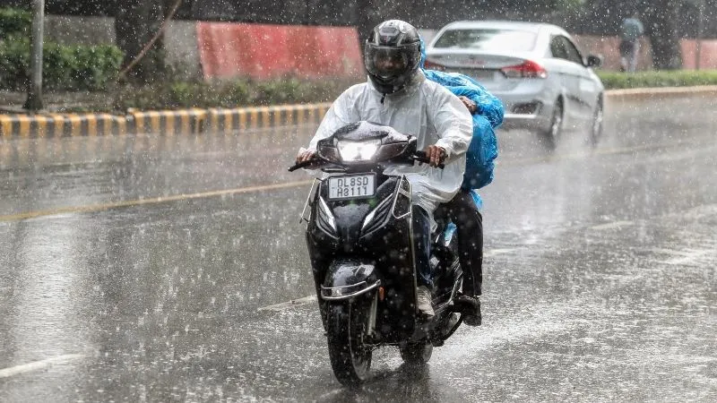 31 अगस्त को 19 राज्यों में आफत की बारिश, 60 KM की रफ्तार से चलेगी आंधी, पढ़ें IMD का लेटेस्ट अपडेट