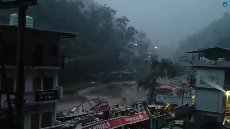 देहरादून में बादल फटने से भारी तबाही, 100 से ज्यादा लोगों का रेस्क्यू, दो अब भी लापता
