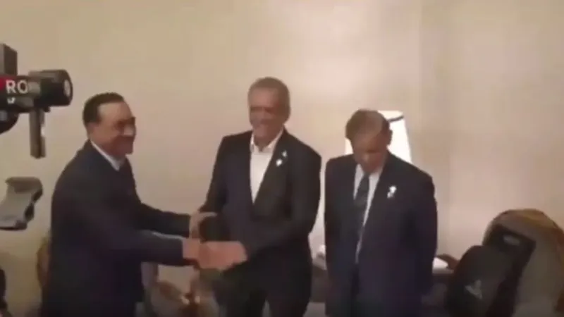 VIDEO: आसिम मुनीर ने की डिप्टी पीएम इशाक डार की बेइज्जती! शहबाज के बगल में बैठने के लिए ऐसे हटाया