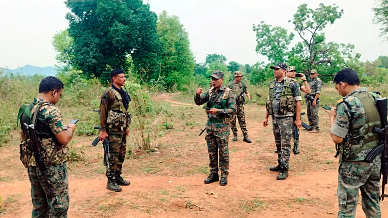 नक्सलियों के खिलाफ निर्णायक एक्शन जारी, बीजापुर और गढ़चिरौली में चार माओवादी ढेर; 12 ने किया सरेंडर