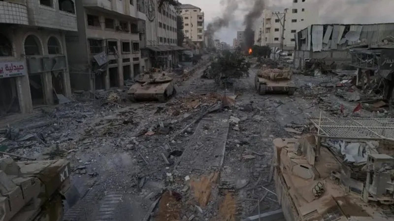 Fierce fighting continues in Gaza Israeli tanks roar into the city 85 Palestinians killed