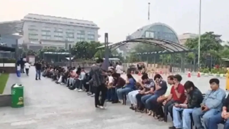 ऐसी दीवानगी नहीं देखी होगी कहीं! iPhone 17 खरीदने के लिए रात 12 बजे से मॉल के बाहर खड़े ग्राहक