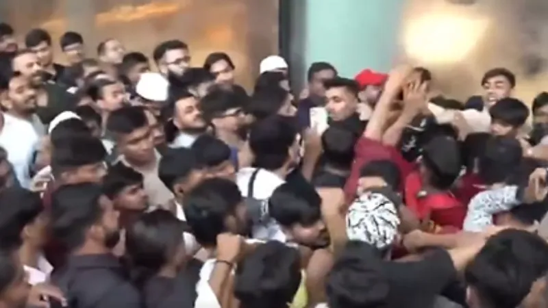 iPhone 17 लेने के चक्कर में भयंकर मार... लोगों के बीच जमकर हुई हाथापाई; बुलानी पड़ गई पुलिस