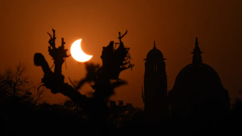 Surya Grahan 2025: साल का आखिरी सूर्य ग्रहण 21 सितंबर को, भारत में नहीं दिखेगा लेकिन असर रहेगा जबरदस्त!