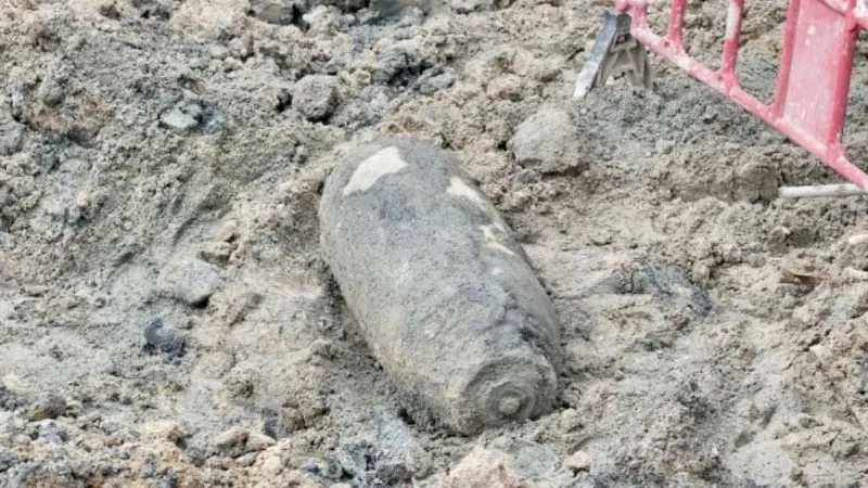 Hong kong Labour digging 450 kg bomb out evacuated many houses