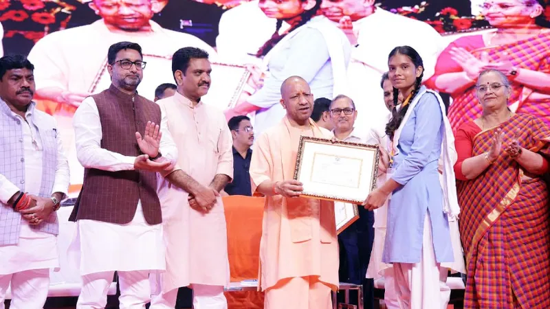 CM Yogi gifted scholarships to 3.96 lakh students in Lucknow