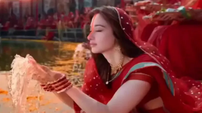 बड़े पर्दे पर दिखेगी छठ पूजा की दिव्यता, घाट पर नहाय-खाय करती दिखीं ये एक्ट्रेस, लोग कर रहे पसंद